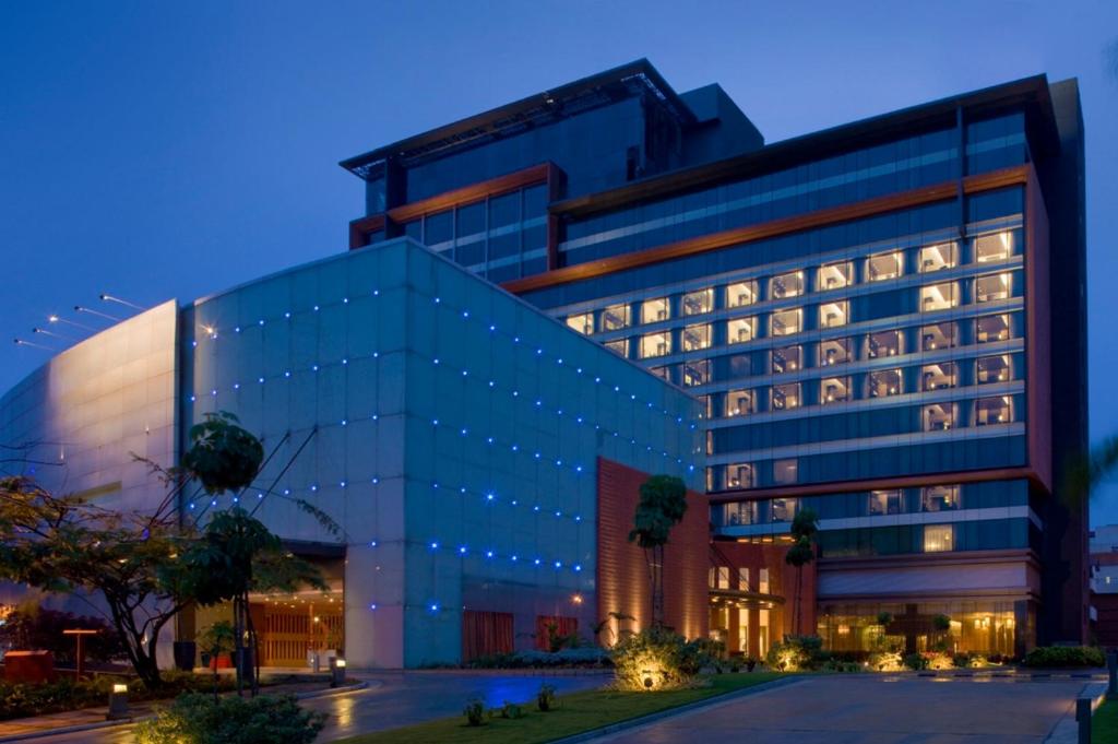 un grande edificio blu con molte finestre di The Oterra a Bangalore
