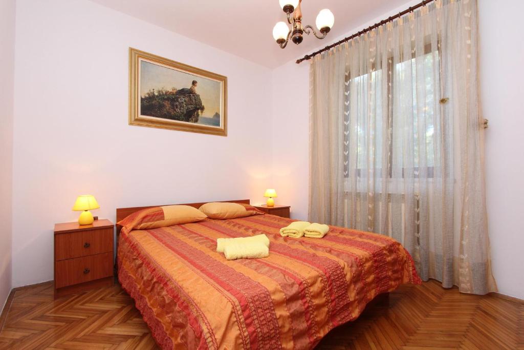 sypialnia z łóżkiem i dwoma ręcznikami na nim w obiekcie Apartment Clementina w mieście Višnjan