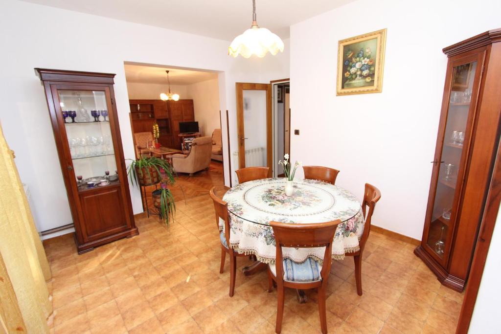 Kuchnia lub aneks kuchenny w obiekcie Apartment Clementina
