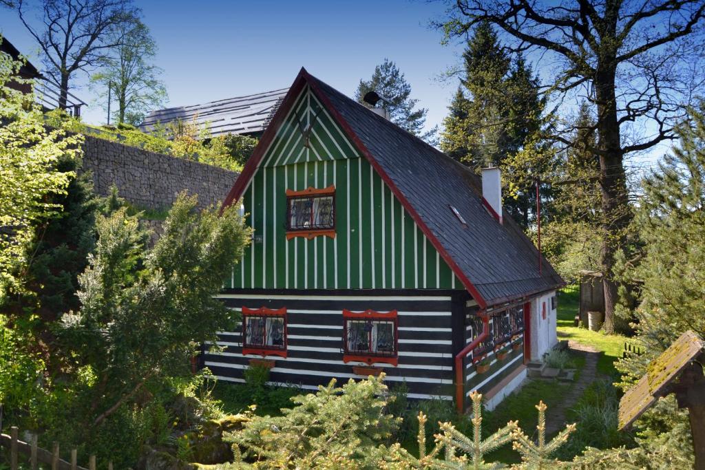 una casa verde y negra con techo negro en Chalupa Bumbálka, en Mníšek