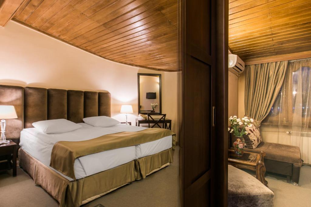 Habitación de hotel con cama y ventana en Hotel VIP, en Tiflis