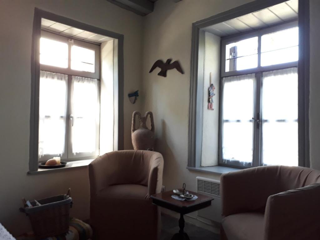 A seating area at Charming Stone House