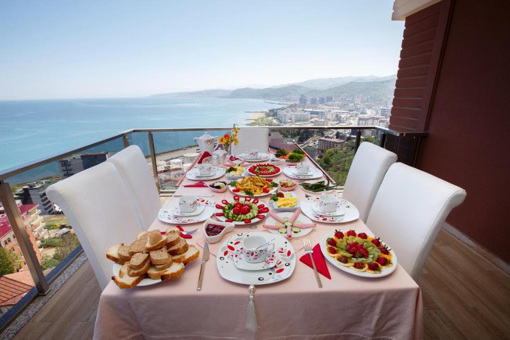 un tavolo con piatti di cibo in cima a un balcone di North Pearl Residence a Trabzon