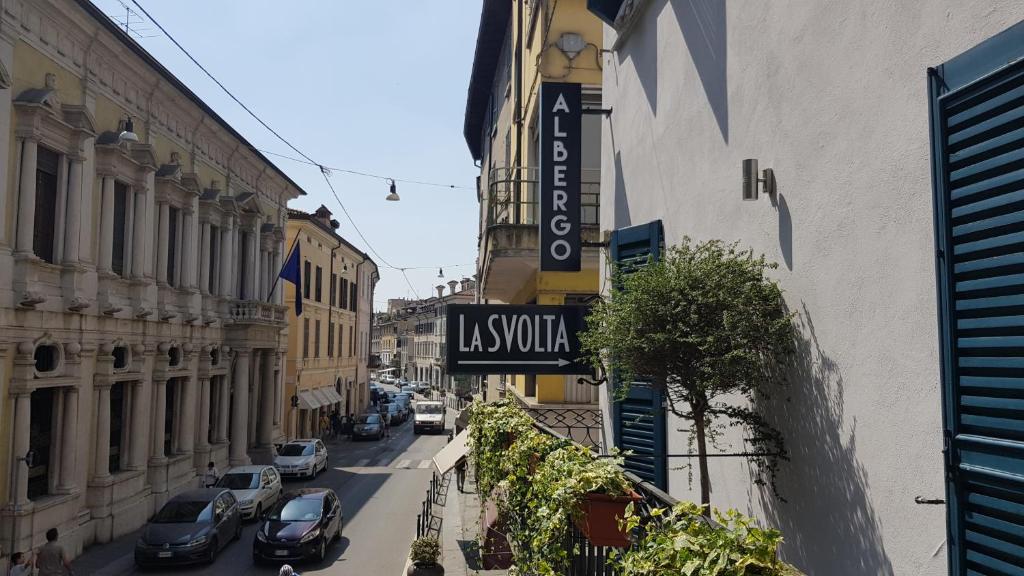 un letrero de la calle en un edificio de una ciudad en Albergo la Svolta, en Brescia