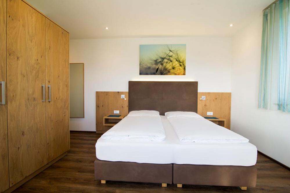 Postel nebo postele na pokoji v ubytování Hotel Römerrast