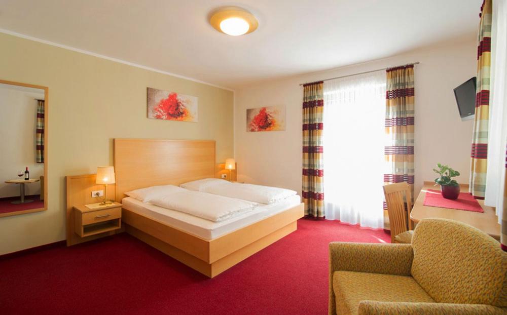 Postel nebo postele na pokoji v ubytování Hotel Römerrast