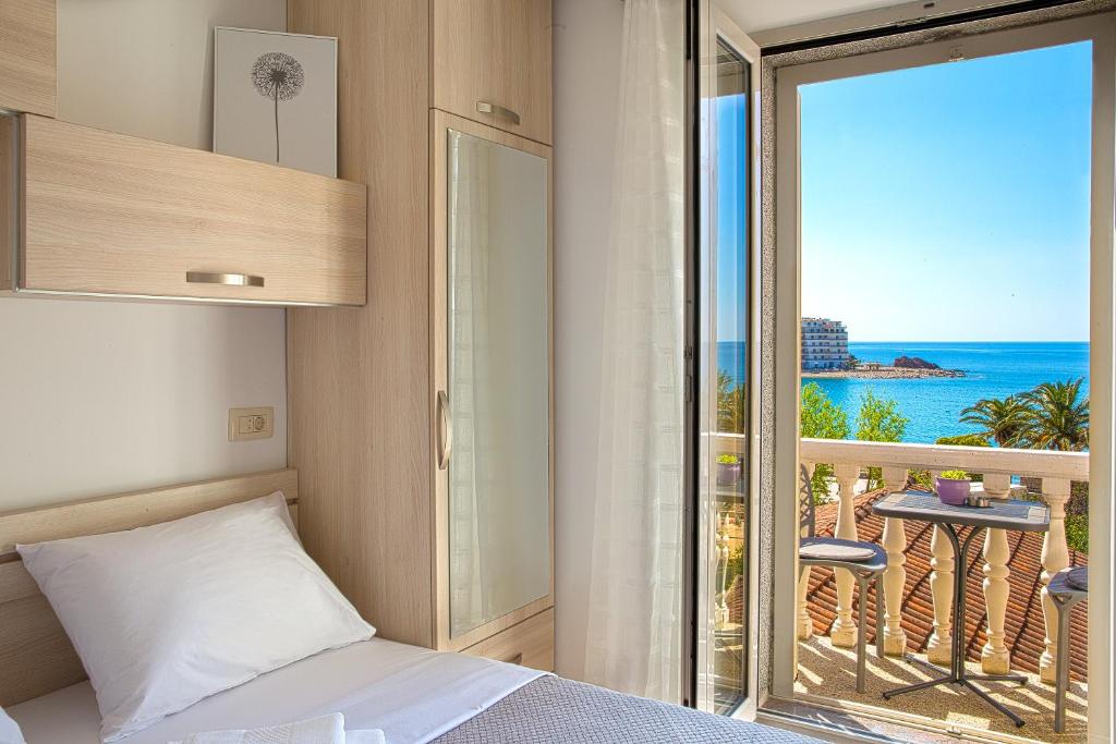 Postel nebo postele na pokoji v ubytování Apartments Djuro Rafailovic