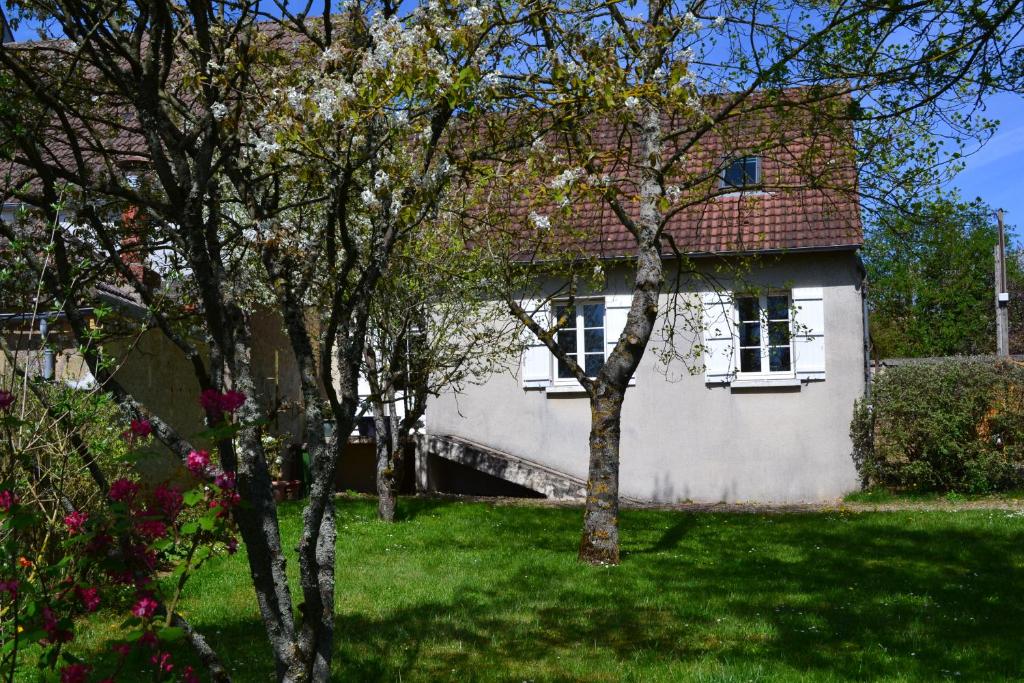 ein weißes Haus mit Bäumen davor in der Unterkunft L'escapade tannaysienne in Tannay
