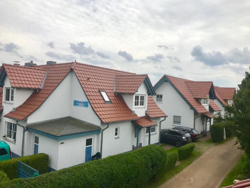 szereg domów z czerwonymi dachami w obiekcie Ferienwohnung Haus 2 w mieście Timmendorfer Strand