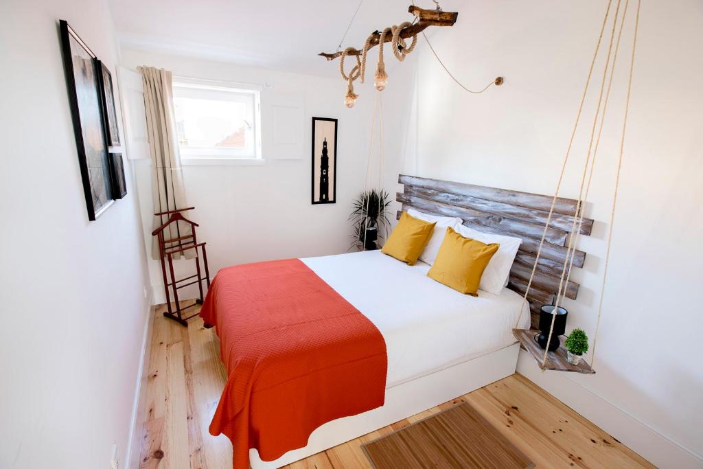 a bedroom with a bed with a red blanket at Bonfim Apartment in Porto
