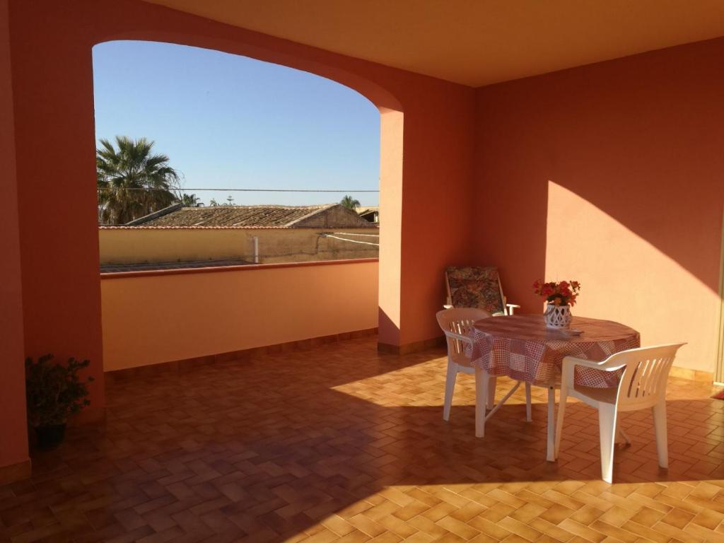 jadalnia ze stołem i widokiem na ocean w obiekcie B&B Nonna Lina w mieście Marsala