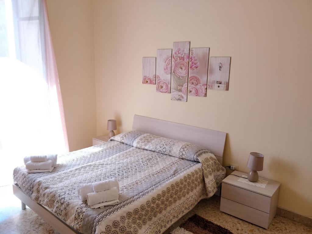 シラクーサにあるLa Casa della Nonnaの白いベッドルーム(ベッド1台、窓付)
