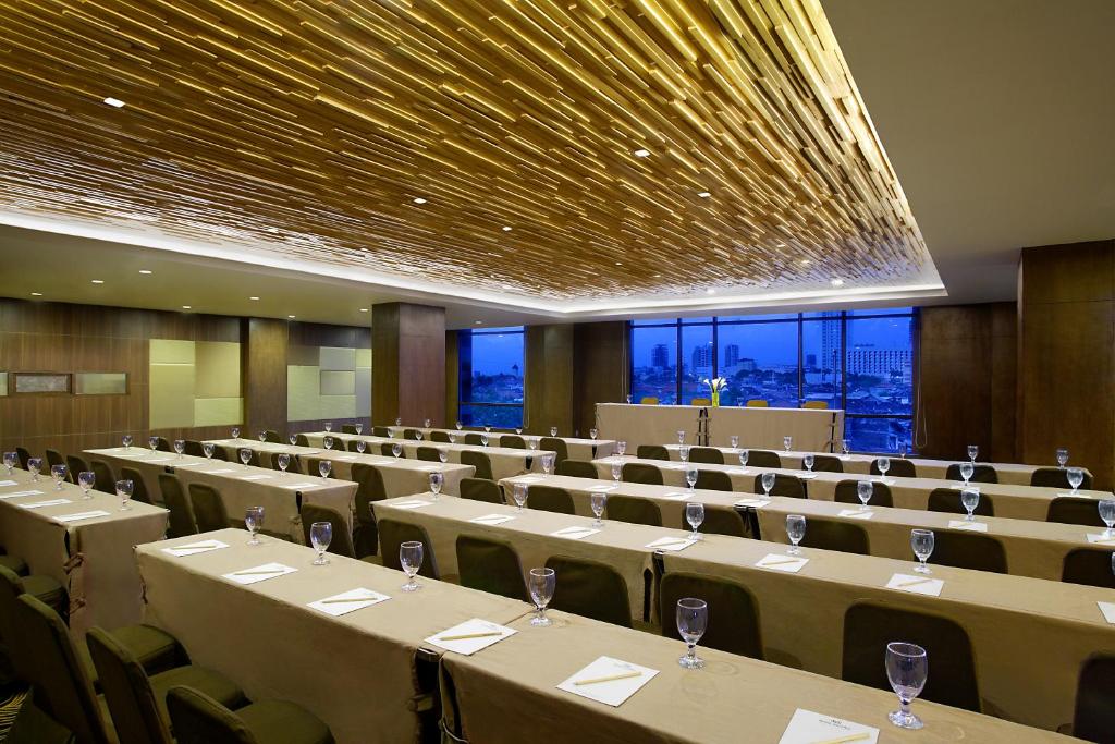 Konferenční prostory v ubytování Hotel Santika Pandegiling - Surabaya