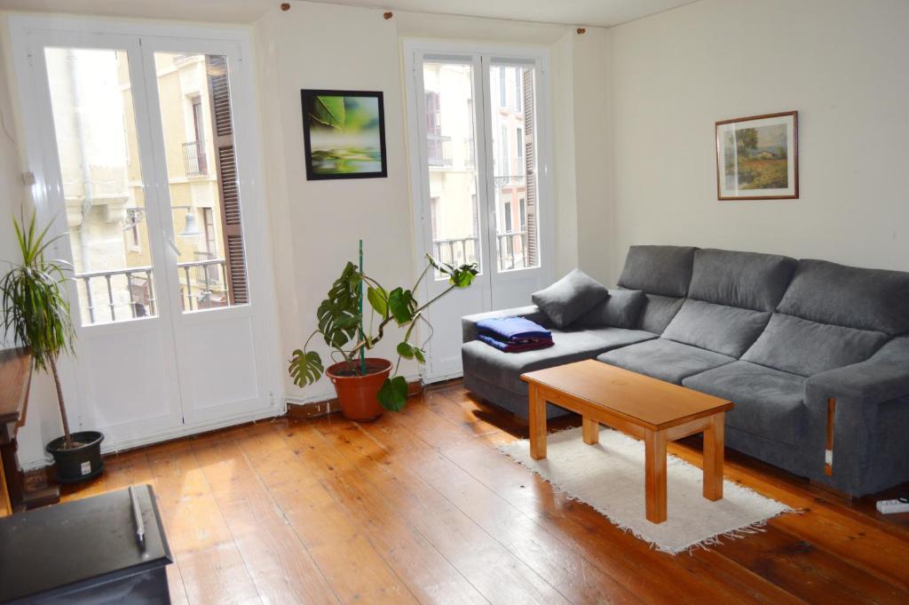 uma sala de estar com um sofá e uma mesa em Travelers Rest em Pamplona