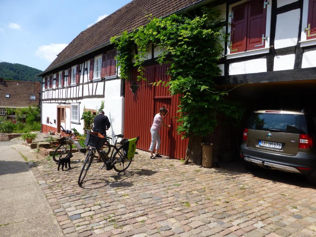 a man and a woman standing outside of a building at Feriengaleriewohnung Im Denkmal Stilvoll-Komfortabel Baubiologisch in Erlenbach