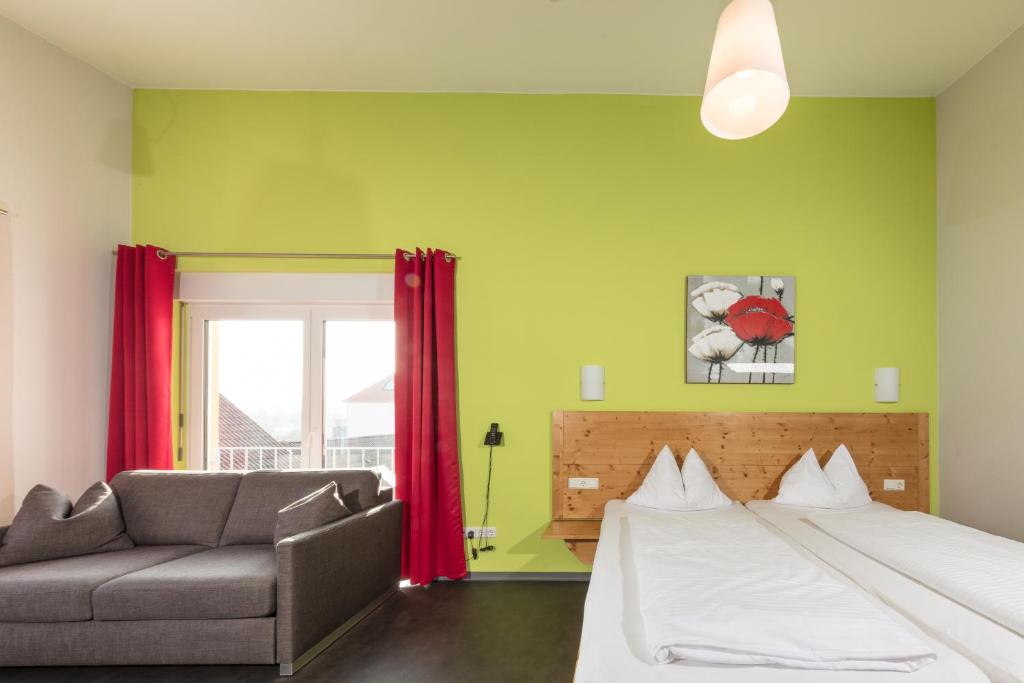 Postel nebo postele na pokoji v ubytování Hotel Demling