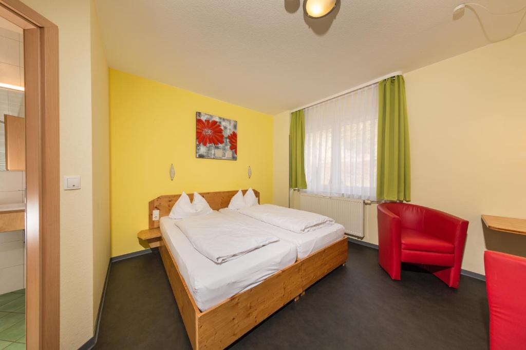 Postel nebo postele na pokoji v ubytování Hotel Demling
