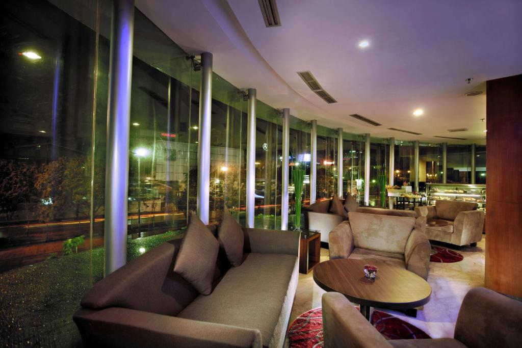 Posezení v ubytování ASTON Pluit Hotel & Residence