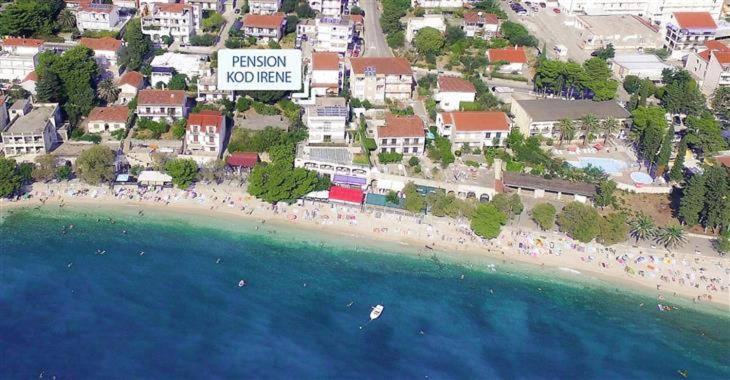 - une vue aérienne sur une plage avec une foule de personnes dans l'établissement Guesthouse Kod Irene, à Gradac