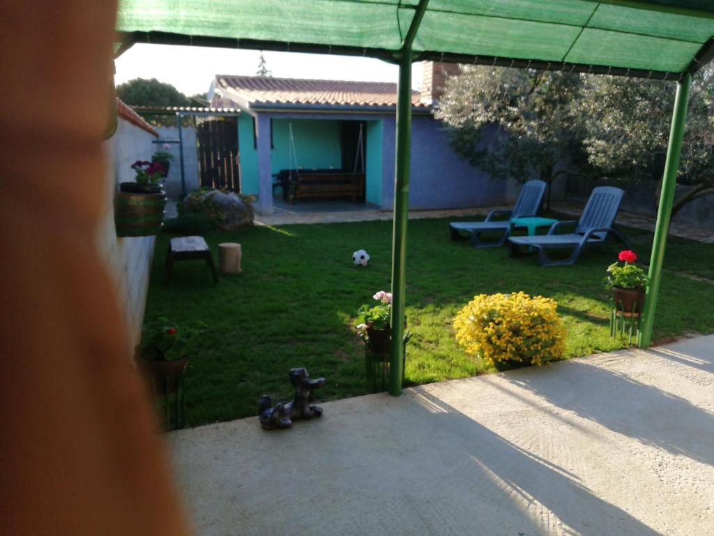 vistas a un patio con cenador en Nella Apartments, en Šišan