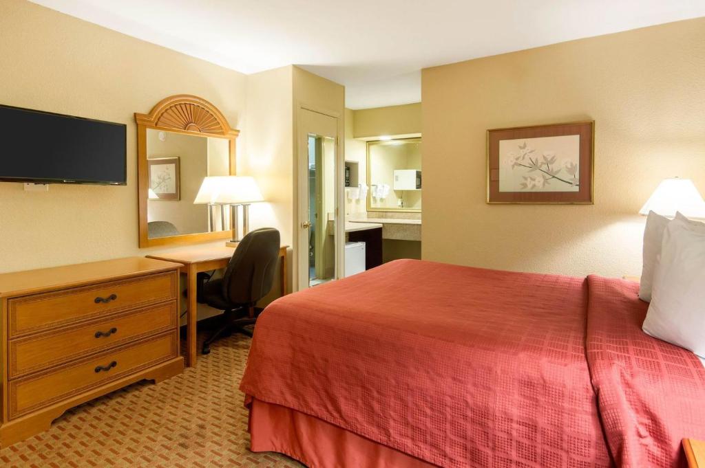 Quality Inn South Hill I-85 - Queen Room - No Fumar