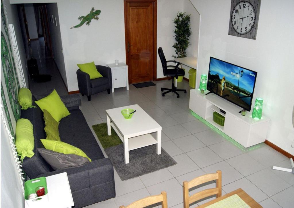 Μια τηλεόραση ή/και κέντρο ψυχαγωγίας στο Feriado Apartment