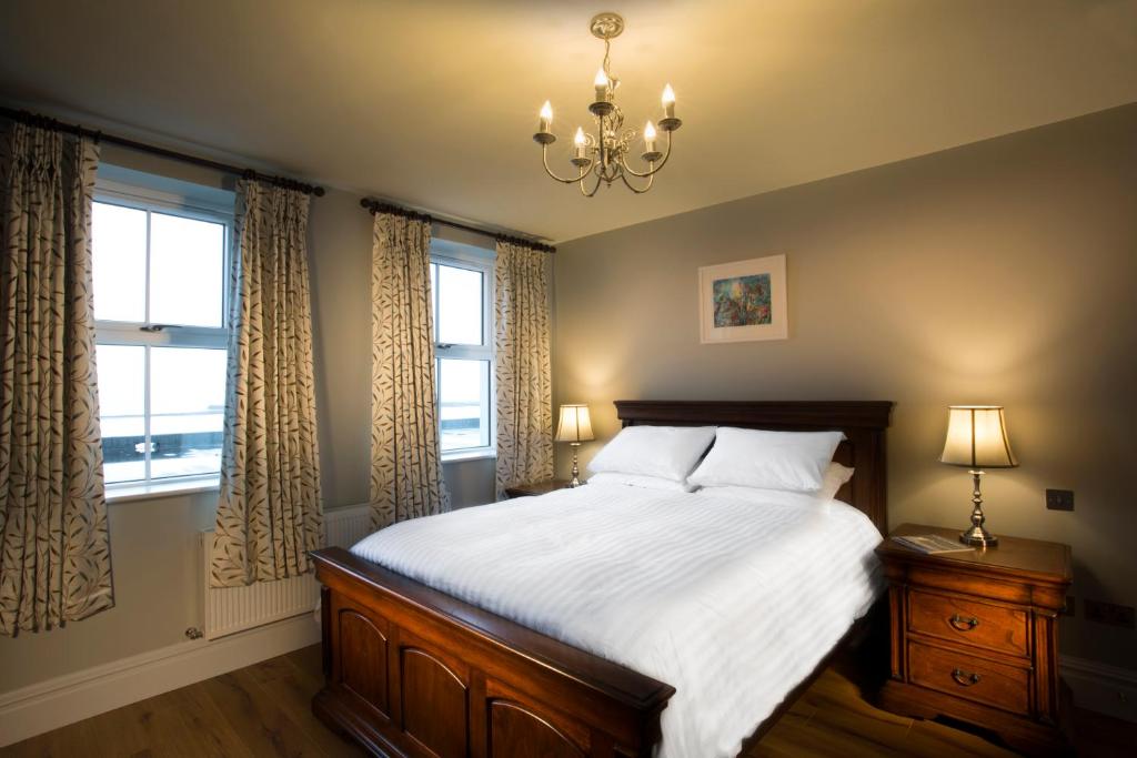 
Łóżko lub łóżka w pokoju w obiekcie McLoughlins Of Mulranny
