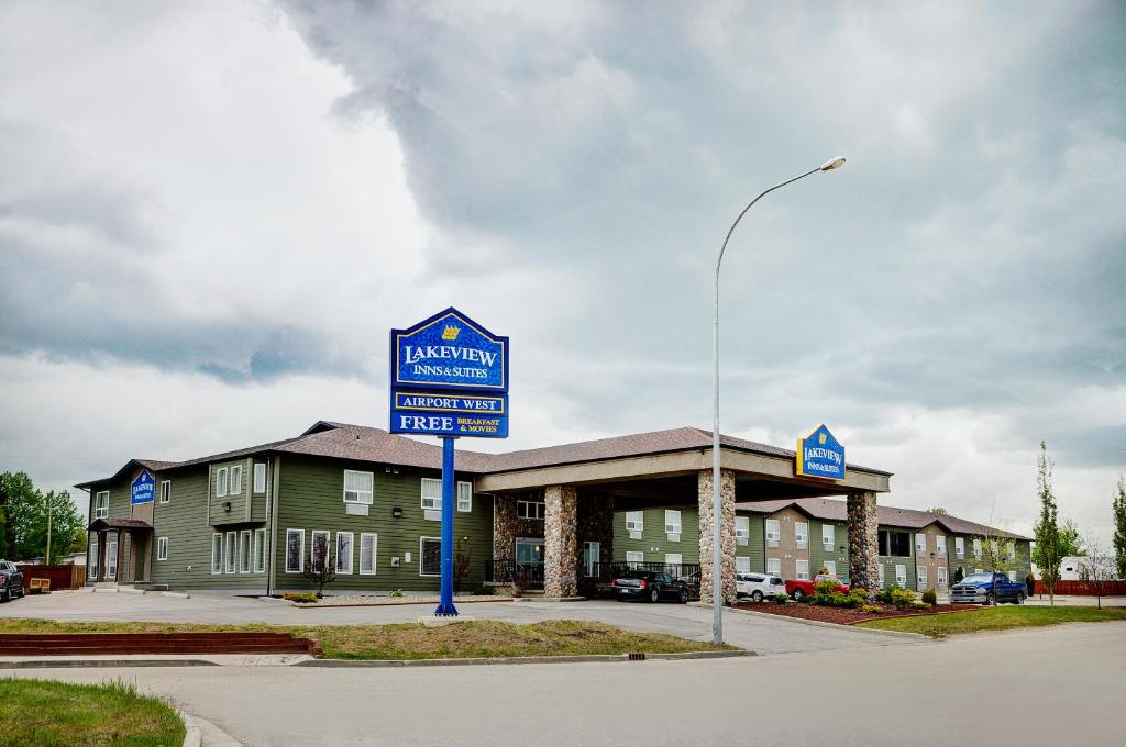 um edifício com um sinal azul em frente em Lakeview Inns & Suites - Edson Airport West em Edson