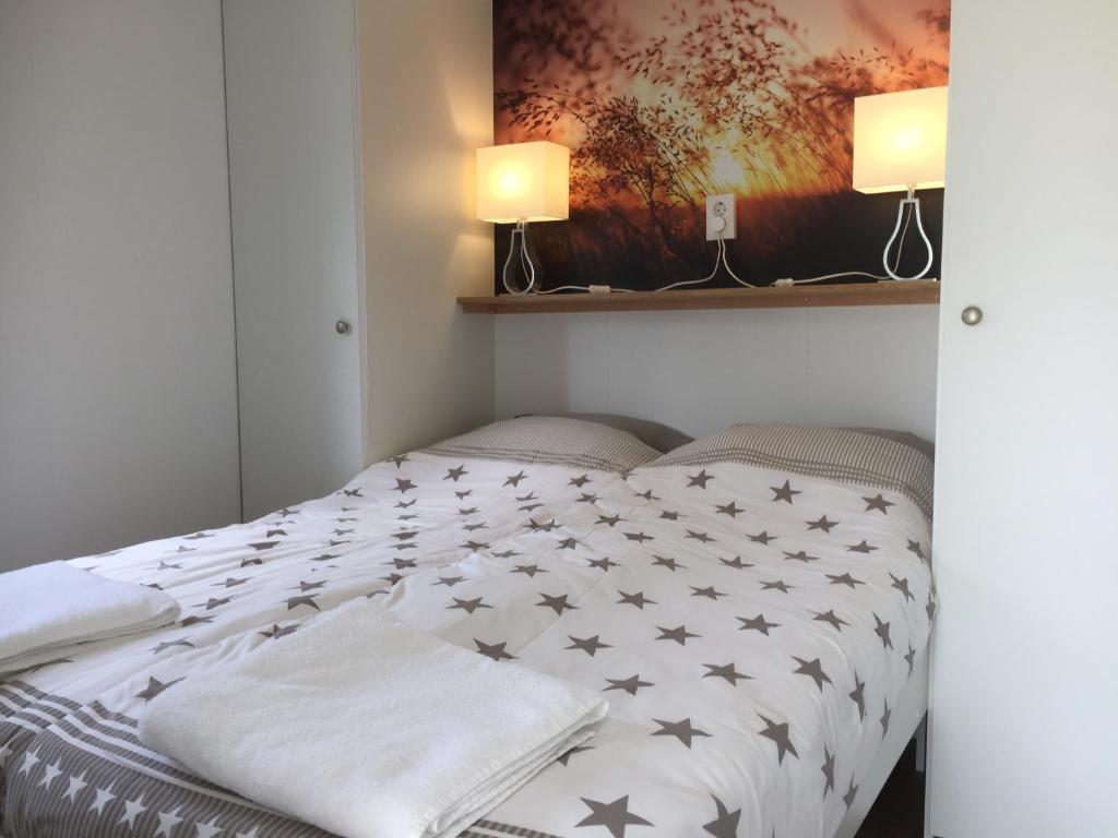 Un dormitorio con una cama con estrellas. en Friesland-cottage, en Molkwerum