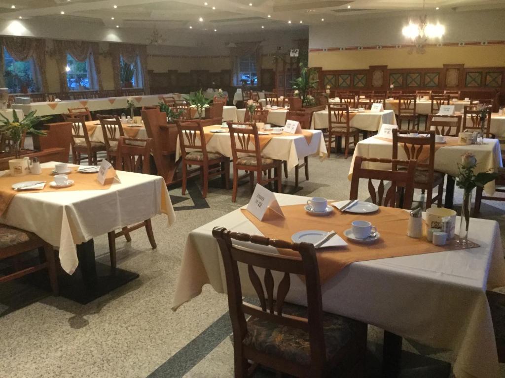 a restaurant with tables and chairs in it at Radhotel Schischek in Oberpurkla