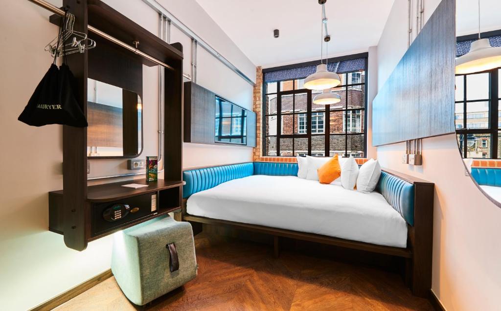 倫敦的住宿－新路酒店，一间卧室设有一张床和一个窗口