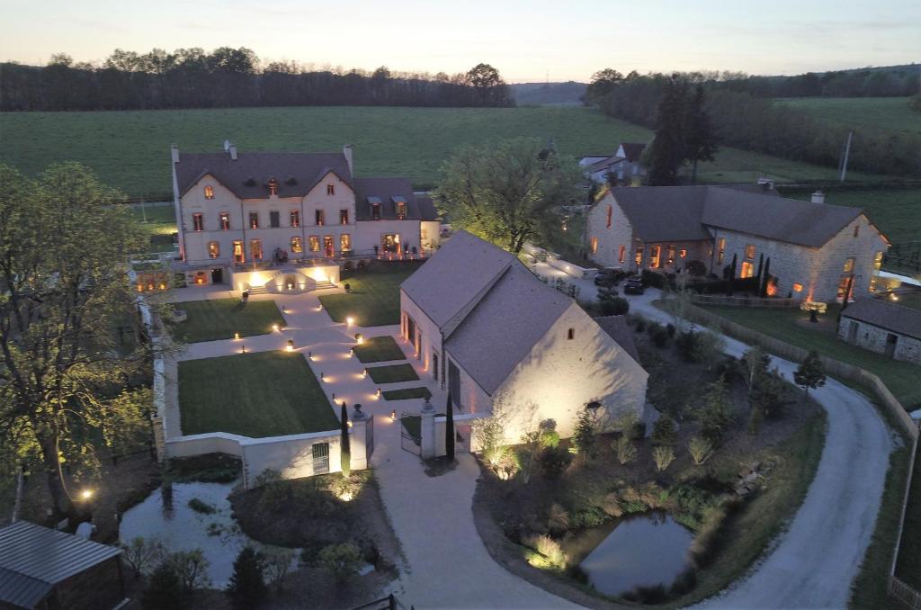 eine Luftansicht eines großen Hauses mit Auffahrt in der Unterkunft Domaine de Rymska & Spa - Relais & Châteaux in Saint-Jean-de-Trézy