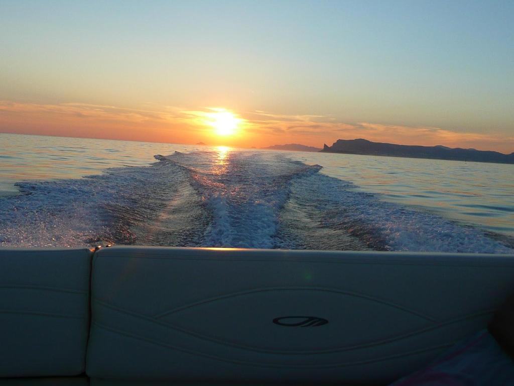 - une vue sur le coucher de soleil depuis l'arrière du bateau dans l'établissement T1 DE CHARME Terrasse VUE MER, à Bandol