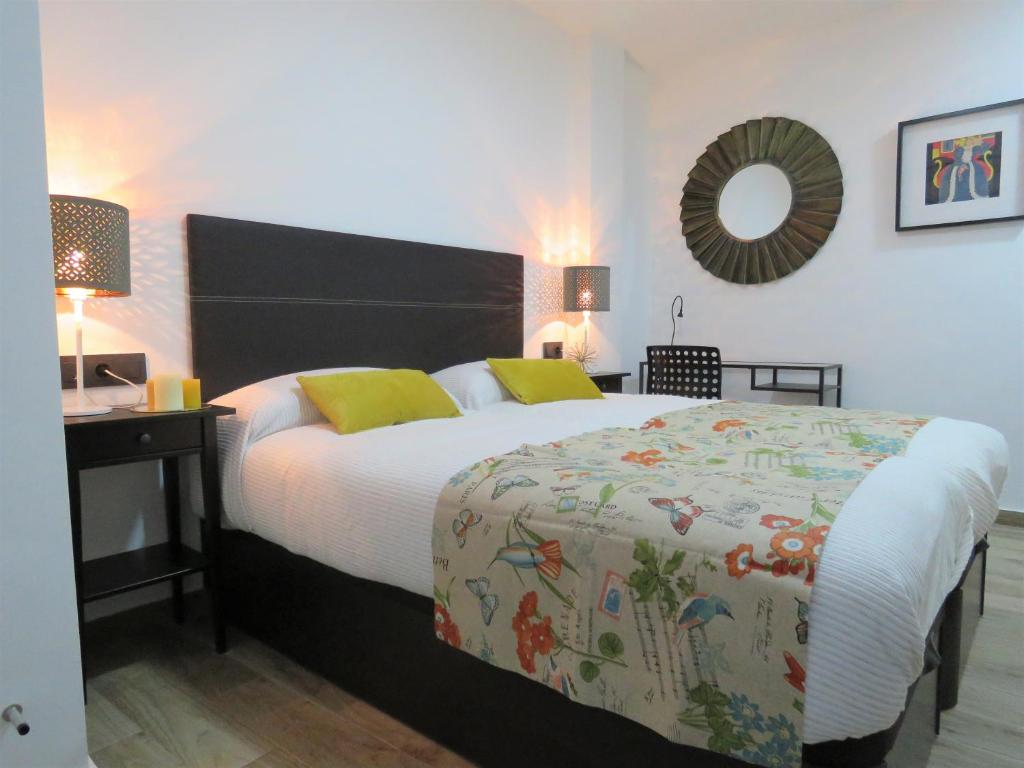 Ένα ή περισσότερα κρεβάτια σε δωμάτιο στο Living Sevilla Apartments Hércules