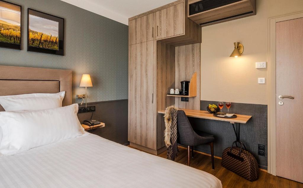 Postel nebo postele na pokoji v ubytování Hotel Restaurant Au Riesling