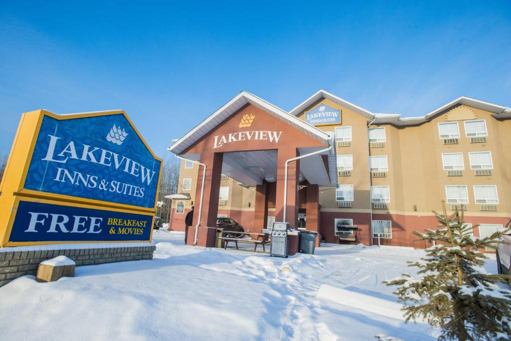 un cartel en frente de un hotel en la nieve en Lakeview Inns & Suites - Chetwynd, en Chetwynd