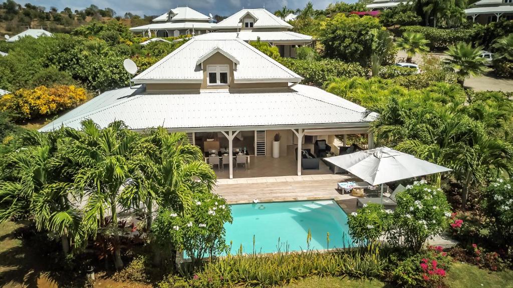 una vista aérea de una casa con piscina en Villas Palm en Le Vauclin