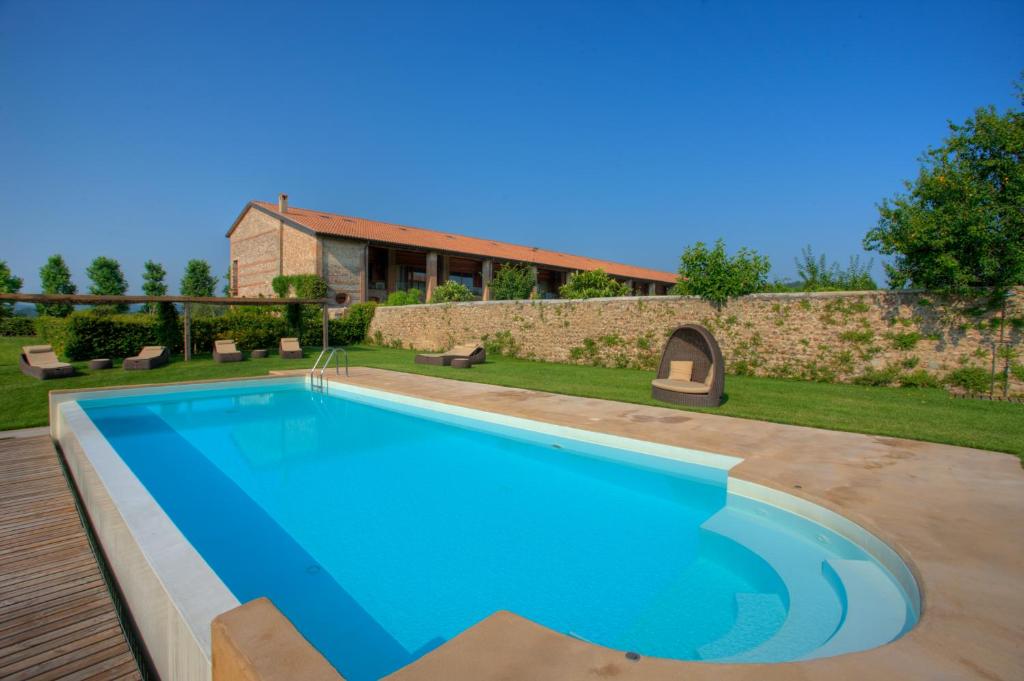 Bazén v ubytování Relais Corte Guastalla Apartments nebo v jeho okolí
