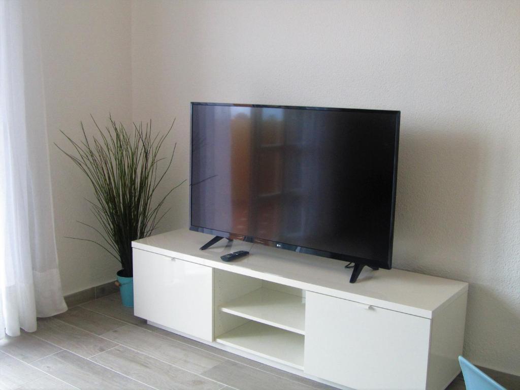 A television and/or entertainment centre at Terraza vista océano La Quinta