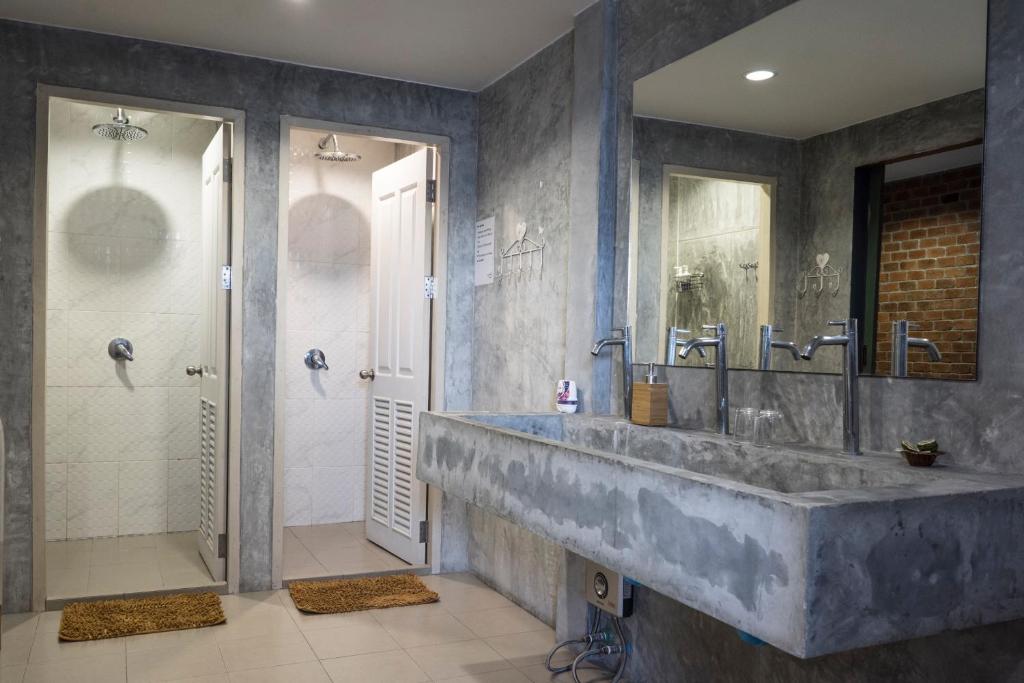 a bathroom with a large sink and a shower at Yoo Yen Pen Sook in Bangkok