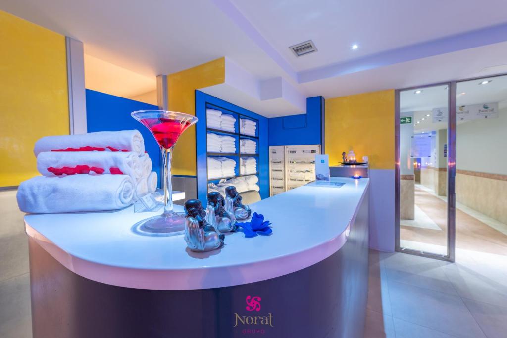 Posteľ alebo postele v izbe v ubytovaní Hotel Norat Marina & Spa 4* Superior