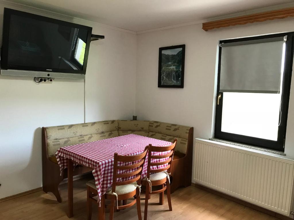 Televízia a/alebo spoločenská miestnosť v ubytovaní Guest House Aurora