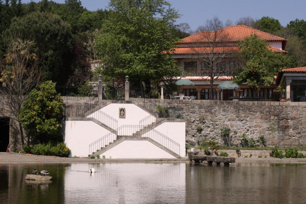 budynek w środku zbiornika wodnego w obiekcie Casa do Lago w mieście Amares
