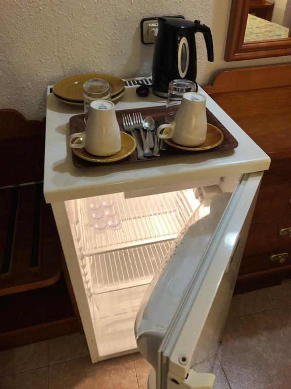 Příslušenství pro přípravu čaje a kávy v ubytování Hostal de la Caravel-la