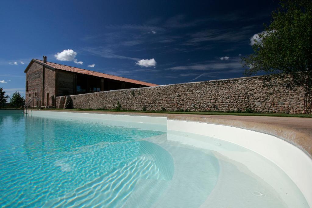 Bazén v ubytování Relais Corte Guastalla Apartments nebo v jeho okolí