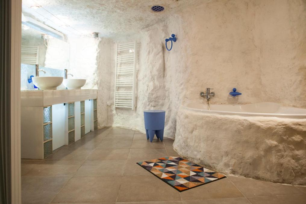 bagno con 2 lavandini e vasca di Gîte de l'oppidum a Rochecorbon