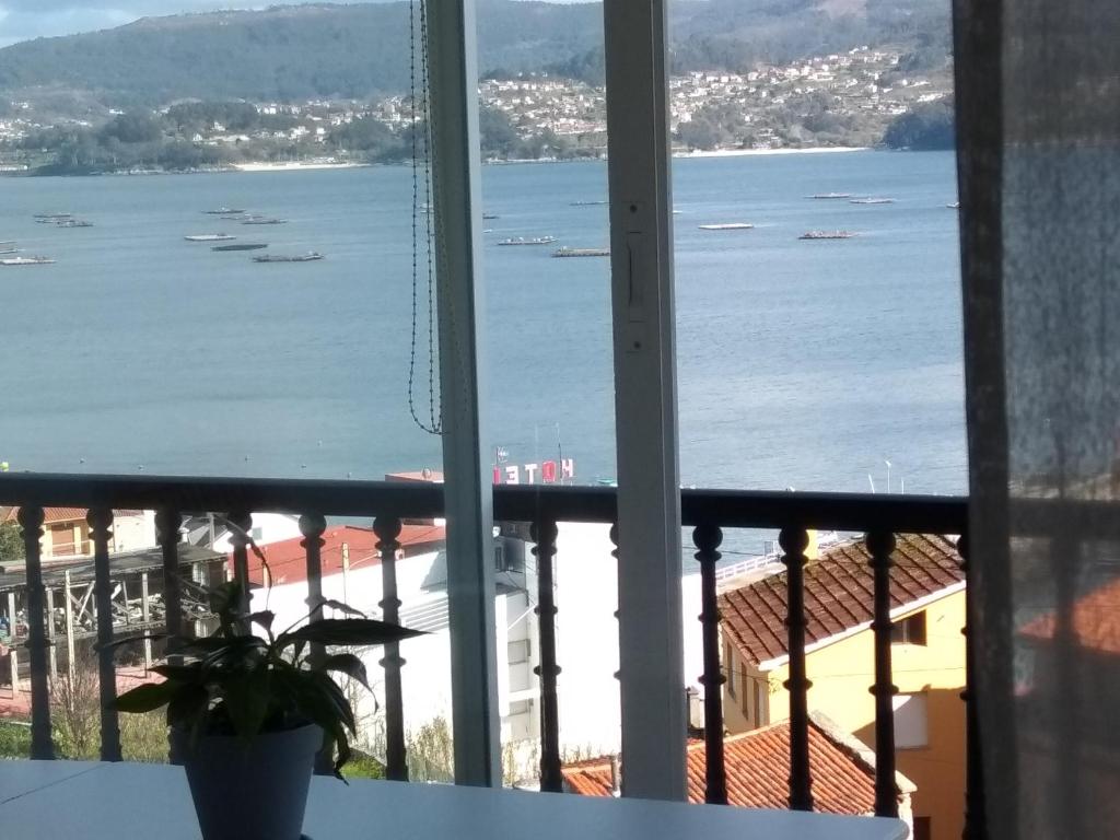 een balkon met uitzicht op het water bij Apartamento con vistas en Raxó in Raxo