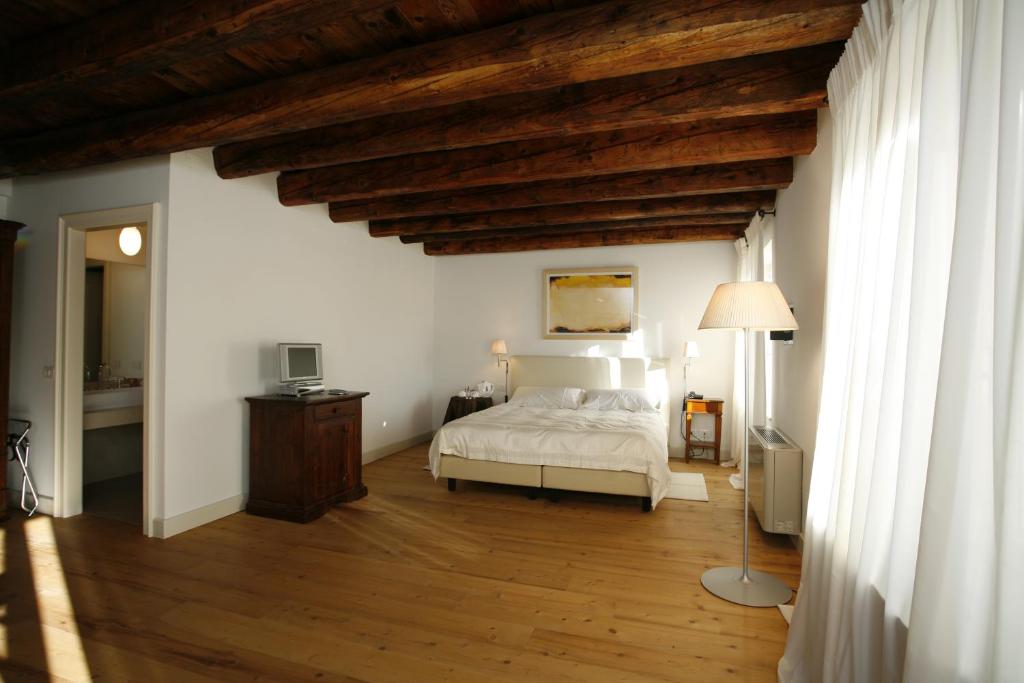 Postel nebo postele na pokoji v ubytování Relais Corte Guastalla Apartments