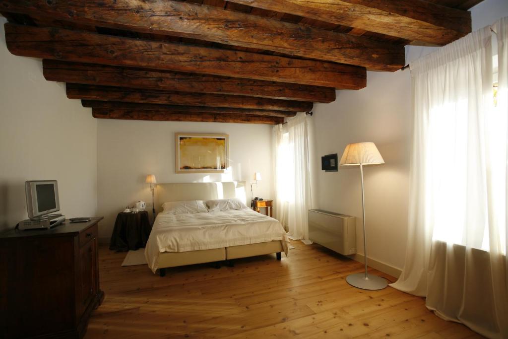 Postel nebo postele na pokoji v ubytování Relais Corte Guastalla Apartments
