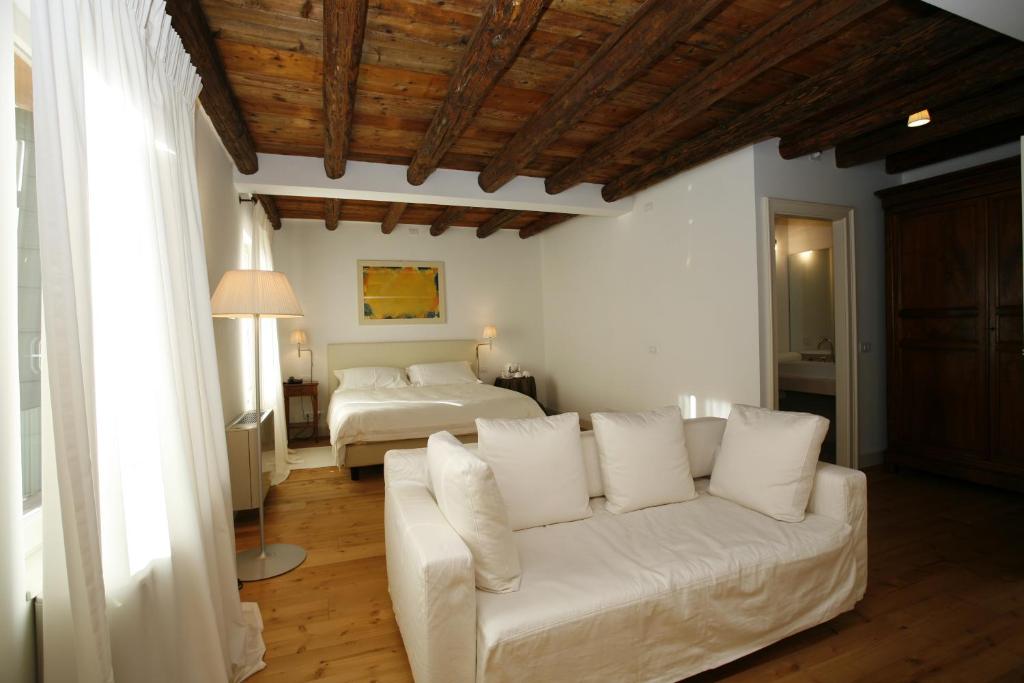 Postel nebo postele na pokoji v ubytování Relais Corte Guastalla Apartments